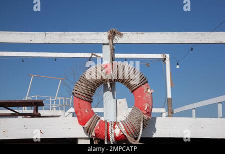 Ein altes Rettungsboot, das an einem Balken hängt, Vintage Stockfoto