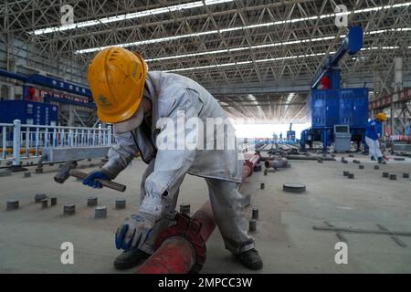 (230131) -- ZHUHAI, 31. Januar 2023 (Xinhua) -- Ein Mitarbeiter legt Pipelines vor dem Gießen von Beton in den Tauchschlauch E23 des Shenzhen-Zhongshan Highway Unterwassertunnels in einer Tauchrohrfabrik von CCCC Fourth Harbour Engineering Co., Ltd. Auf Niutou Island, Zhuhai, Provinz Guangdong, Südchina, 31. Januar 2023. Die Vorfertigung von E23, dem letzten Tauchrohr (nicht standardisiertes Rohr, einschließlich des letzten Gelenks) eines Unterwassertunnels, eines Abschnitts der Autobahn zwischen Shenzhen und Zhongshan in Guangdong, wurde am Dienstag abgeschlossen. Nach dem Betongießen wurde der 164,5 Meter hohe Stahlschalen gegossen Stockfoto