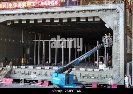 (230131) -- ZHUHAI, 31. Januar 2023 (Xinhua) -- Mitarbeiter bereiten die Ausrüstung des Tauchrohrs E23of Shenzhen-Zhongshan Highway underwater Tunnel in einer Tauchrohrfabrik von CCCC Fourth Harbour Engineering Co., Ltd. Auf Niutou Island, Zhuhai, Südchina Provinz Guangdong, am 30. Januar 2023 vor. Die Vorfertigung von E23, dem letzten Tauchrohr (nicht standardisiertes Rohr, einschließlich des letzten Gelenks) eines Unterwassertunnels, eines Abschnitts der Autobahn zwischen Shenzhen und Zhongshan in Guangdong, wurde am Dienstag abgeschlossen. Nach dem Gießen von Beton wiegt das 164,5 Meter lange Stahlrohr ca. 80,0 kg Stockfoto