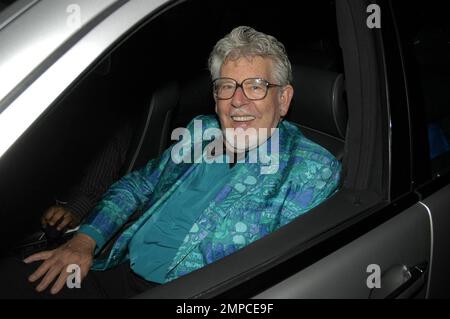 Der australische Musiker, Komponist, Maler und Fernsehmoderator Rolf Harris hält an, um ein Autogramm auf Barbara Windsors Geburtstagsfeier zum 70. Geburtstag im Royal Garden Hotel zu signieren. London, Großbritannien. 8/5/07. Alle Stockfoto