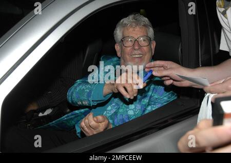 Der australische Musiker, Komponist, Maler und Fernsehmoderator Rolf Harris hält an, um ein Autogramm auf Barbara Windsors Geburtstagsfeier zum 70. Geburtstag im Royal Garden Hotel zu signieren. London, Großbritannien. 8/5/07. Alle Stockfoto