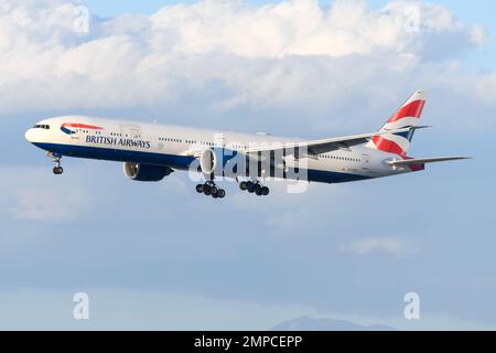 British Airways Boeing 777 Flugzeuglandung. Flugzeug 777-300 von British Airways fliegt. Ebene G-STBH. Stockfoto