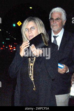 Exklusiv!! Barbra Streisand isst nach einem Besuch in Cedars Sinai mit ihrem Mann James Brolin im japanischen Restaurant Mako zu Abend. Beverly Hills, Kalifornien. 6/26/08. Stockfoto