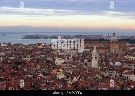 Wunderschöner Abend in Venedig. Farbenfrohes Panoramafoto der berühmten italienischen Stadt. Architektur der Stadt Venedig. Die Dächer der Stadt Venedig. Stockfoto