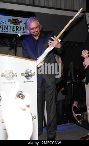Barry Gibb von „The Bee Gees“ wird bei der 2011 stattfindenden Winterfest Boat Parade VIP-Party im Passion Nightclub im Seminole Hard Rock Hotel & Casino geehrt. Miami, Florida 9. Dezember 2011 Stockfoto