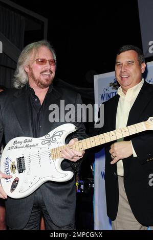 Barry Gibb von „The Bee Gees“ wird bei der 2011 stattfindenden Winterfest Boat Parade VIP-Party im Passion Nightclub im Seminole Hard Rock Hotel & Casino geehrt. Miami, Florida 9. Dezember 2011 Stockfoto