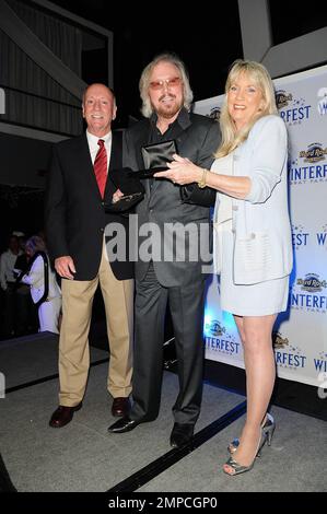 Barry Gibb von „The Bee Gees“ wird bei der 2011 stattfindenden Winterfest Boat Parade VIP-Party im Passion Nightclub im Seminole Hard Rock Hotel & Casino geehrt. Miami, Florida 9. Dezember 2011 Stockfoto