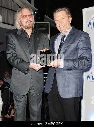 Barry Gibb von „The Bee Gees“ wird bei der 2011 stattfindenden Winterfest Boat Parade VIP-Party im Passion Nightclub im Seminole Hard Rock Hotel & Casino geehrt. Miami, Florida 9. Dezember 2011 Stockfoto