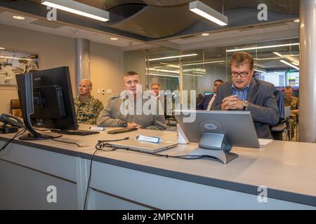221012-N-RQ186-1014 NORFOLK, Virginia (12. Oktober 2022) Generalleutnant Michael S. Cederholm, Zentrum, stellvertretender Kommandant für Luftfahrt des U.S. Marine Corps, spricht über das Maintenance Operation Center (MOC) Aircraft on Ground (AOG) mit der MOC-Führung während eines MOC-Besuchs am 12. Oktober. Die MOC AOG arbeitet daran, die Bemühungen zu bewerten, zu verbessern und angemessen zu organisieren, um einsatzfähige Flugzeuge vollständig einsatzbereit zu halten, wo immer die Navy sie benötigt. CNAL, MOC, Marine Corps, Wartung, Stockfoto