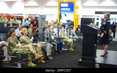 LT. Col. Lisa Jaster, eine US Army Reserve Soldatin, spricht mit einem Publikum über "Work-Life-Unterstützung" während der Association of the United States Army's Warrior's Corner im Walter E. Washington Convention Center in Washington, D.C., am 12. Oktober 2022. Sie ermutigte das Publikum, herauszufinden, was sie glücklich macht und andere Dinge gehen zu lassen. „Niemand kann Sie unterstützen, wenn Sie nicht wissen, was Ihre Prioritäten sind“, sagte Jaster. AUSA gibt der Armee eine Stimme, unterstützt den Soldaten und ehrt diejenigen, die gedient haben, um die Sicherheit der Nation zu fördern. Stockfoto