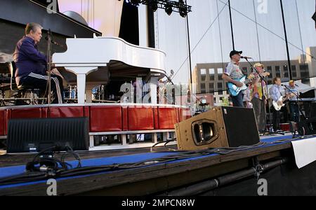 (l-r) Brian Wilson, David Marks, Mike Love, Al Jardine und Bruce Johnston von „The Beach Boys“ treten im Rahmen der 50. Jubiläumsreise im Raleigh Amphitheater in Raleigh, NC, live in Konzerten auf. 29. April 2012 Stockfoto