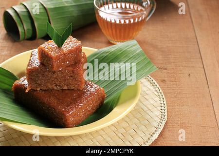 Wajik, traditioneller indonesischer Snack mit gedämpftem klebrigem Glutinreis, gekocht in Palmenzucker, Kokosmilch und Pandanblättern. Stockfoto