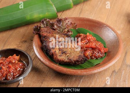 Aus nächster Nähe ist Gepuk ein traditionelles indonesisches Essen aus Rindfleisch mit einem süßen und herzhaften Geschmack, normalerweise auch Empal genannt. Gepuk bedeutet "Squash the Beef un" Stockfoto