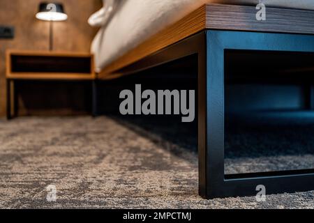 Detail der Bettenkonstruktion im Hotelzimmer Stockfoto