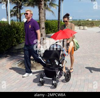 EXKLUSIV!! Boris Becker und seine Frau Sharlely machen einen Spaziergang entlang der Promenade mit dem drei Monate alten Sohn des Paares, Amadeus. Sharlely scheint ihren Körper vor dem Baby wieder zu bekommen und zeigte ihre Beine in Shorts. Miami, Florida 5/26/10. Stockfoto