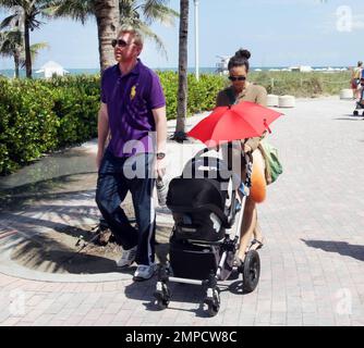 EXKLUSIV!! Boris Becker und seine Frau Sharlely machen einen Spaziergang entlang der Promenade mit dem drei Monate alten Sohn des Paares, Amadeus. Sharlely scheint ihren Körper vor dem Baby wieder zu bekommen und zeigte ihre Beine in Shorts. Miami, Florida 5/26/10. Stockfoto