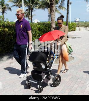 EXKLUSIV!! Boris Becker und seine Frau Sharlely machen einen Spaziergang entlang der Promenade mit dem drei Monate alten Sohn des Paares, Amadeus. Sharlely scheint ihren Körper vor dem Baby wieder zu bekommen und zeigte ihre Beine in Shorts. Miami, Florida 5/26/10. Stockfoto