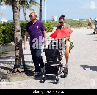 EXKLUSIV!! Boris Becker und seine Frau Sharlely machen einen Spaziergang entlang der Promenade mit dem drei Monate alten Sohn des Paares, Amadeus. Sharlely scheint ihren Körper vor dem Baby wieder zu bekommen und zeigte ihre Beine in Shorts. Miami, Florida 5/26/10. Stockfoto