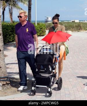 EXKLUSIV!! Boris Becker und seine Frau Sharlely machen einen Spaziergang entlang der Promenade mit dem drei Monate alten Sohn des Paares, Amadeus. Sharlely scheint ihren Körper vor dem Baby wieder zu bekommen und zeigte ihre Beine in Shorts. Miami, Florida 5/26/10. Stockfoto