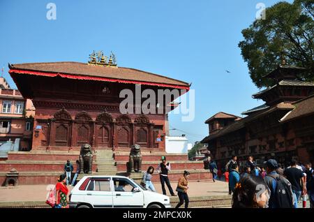 Antikes nepalesisches Architekturgebäude und antike alte Ruinen des nepali Shiva Parvati hindu Tempels für Reisende im Basantapur Katmandu durba Stockfoto