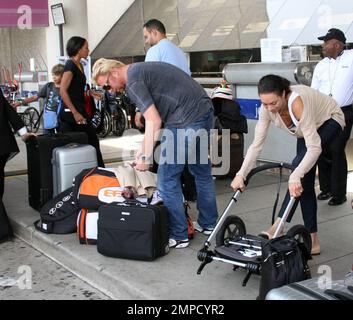 Boris Becker nimmt seine ganze Familie mit auf eine Reise zum Labour Day Wochenende, einschließlich seiner Ex-Frau Barbara. Die Flucht fällt mit Elias' Geburtstag zusammen. Sharley und Barbara wurden gesehen, wie sie über Baby Amadeus in seinem Kinderwagen kotzten. Fort Lauderdale, Florida 9/3/10. Stockfoto