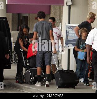 Boris Becker nimmt seine ganze Familie mit auf eine Reise zum Labour Day Wochenende, einschließlich seiner Ex-Frau Barbara. Die Flucht fällt mit Elias' Geburtstag zusammen. Sharley und Barbara wurden gesehen, wie sie über Baby Amadeus in seinem Kinderwagen kotzten. Fort Lauderdale, Florida 9/3/10. Stockfoto