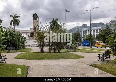 Garten vor dem Denkmal für José Miguel Gómez, Avenue der Präsidenten, Vedado, Havanna, Kuba Stockfoto