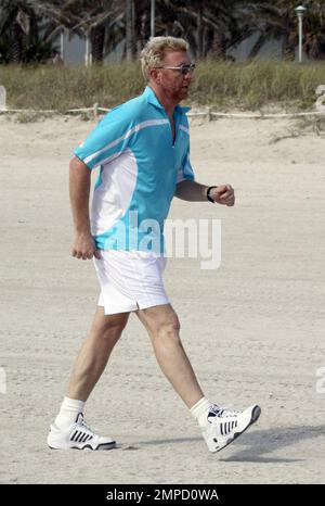 Exklusiv!! Boris Becker und seine Verlobte Sharlely Kersenberg gehen am Strand joggen. Becker wird bald Ehefrau und hat das Tennis-Ass im Staub gelassen, als er einem verschwitzten Boris vorfuhr. Das Paar wird später in diesem Jahr heiraten. Miami, Florida 3/31/09. Stockfoto