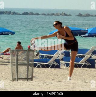 Exklusiv!! Boris Becker und seine Verlobte Sharlely Kersenberg gehen am Strand joggen. Becker wird bald Ehefrau und hat das Tennis-Ass im Staub gelassen, als er einem verschwitzten Boris vorfuhr. Das Paar wird später in diesem Jahr heiraten. Miami, Florida 3/31/09. Stockfoto