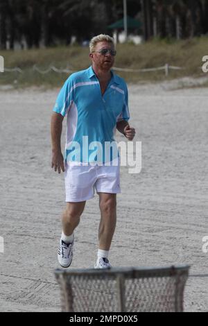 Exklusiv!! Boris Becker und seine Verlobte Sharlely Kersenberg gehen am Strand joggen. Becker wird bald Ehefrau und hat das Tennis-Ass im Staub gelassen, als er einem verschwitzten Boris vorfuhr. Das Paar wird später in diesem Jahr heiraten. Miami, Florida 3/31/09. Stockfoto