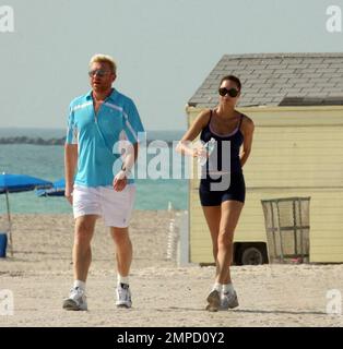 Exklusiv!! Boris Becker und seine Verlobte Sharlely Kersenberg gehen am Strand joggen. Becker wird bald Ehefrau und hat das Tennis-Ass im Staub gelassen, als er einem verschwitzten Boris vorfuhr. Das Paar wird später in diesem Jahr heiraten. Miami, Florida 3/31/09. Stockfoto