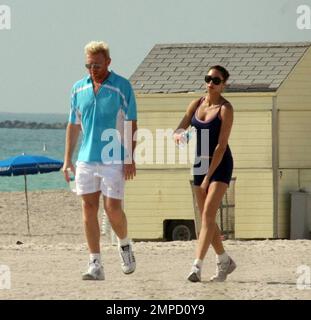 Exklusiv!! Boris Becker und seine Verlobte Sharlely Kersenberg gehen am Strand joggen. Becker wird bald Ehefrau und hat das Tennis-Ass im Staub gelassen, als er einem verschwitzten Boris vorfuhr. Das Paar wird später in diesem Jahr heiraten. Miami, Florida 3/31/09. Stockfoto