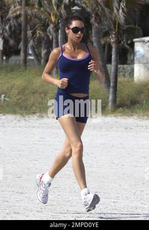 Exklusiv!! Boris Becker und seine Verlobte Sharlely Kersenberg gehen am Strand joggen. Becker wird bald Ehefrau und hat das Tennis-Ass im Staub gelassen, als er einem verschwitzten Boris vorfuhr. Das Paar wird später in diesem Jahr heiraten. Miami, Florida 3/31/09. Stockfoto