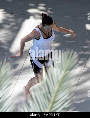 EXKLUSIV!! Tennislegende Boris Becker und seine Frau Sharlely trainieren am Pool in ihrem Luxushotel und kühlen sich dann zusammen im Pool ab. Miami Beach, Florida 5/28/10. Stockfoto