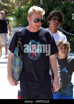 Boris Becker geht mit seiner wachsenden Familie auf der Promenade in South Beach spazieren. Seine Frau Sharlely zeigte ihre Post-Baby-Kurven in einem niedrig geschnittenen Kleid. Elias schien sehr beschützend für seinen neuen Bruder Amadeus zu sein, hielt sich am Buggy fest und half dabei, ihn durch einige enge Räume zu führen. Boris' ältester Sohn Noah ging mit Boris und scheint jetzt größer als sein Vater zu sein. Miami, Florida 3/27/10. L Stockfoto