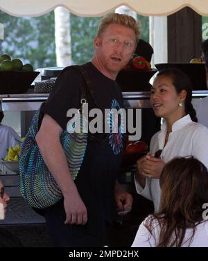 Boris Becker geht mit seiner wachsenden Familie auf der Promenade in South Beach spazieren. Seine Frau Sharlely zeigte ihre Post-Baby-Kurven in einem niedrig geschnittenen Kleid. Elias schien sehr beschützend für seinen neuen Bruder Amadeus zu sein, hielt sich am Buggy fest und half dabei, ihn durch einige enge Räume zu führen. Boris' ältester Sohn Noah ging mit Boris und scheint jetzt größer als sein Vater zu sein. Miami, Florida 3/27/10. L Stockfoto