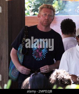 Boris Becker geht mit seiner wachsenden Familie auf der Promenade in South Beach spazieren. Seine Frau Sharlely zeigte ihre Post-Baby-Kurven in einem niedrig geschnittenen Kleid. Elias schien sehr beschützend für seinen neuen Bruder Amadeus zu sein, hielt sich am Buggy fest und half dabei, ihn durch einige enge Räume zu führen. Boris' ältester Sohn Noah ging mit Boris und scheint jetzt größer als sein Vater zu sein. Miami, Florida 3/27/10. L Stockfoto