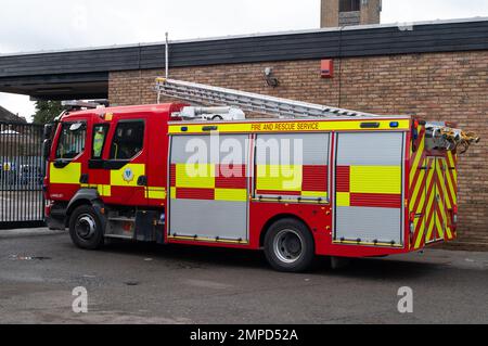 Langley, Slough, Berkshire, Großbritannien. 31. Januar 2023. Ein Feuerwehrteam der Royal Berkshire Feuerwehr und Rettungsdienste kehrt aus einem Schrei zur Langley Feuerwache zurück. Die Feuerwehrleute haben angekündigt, dass sie Streikmaßnahmen ergreifen werden, die über dem Gehalt liegen. Die Mitglieder der Feuerwehr-Gewerkschaft (FBU) stimmten in einer Abstimmung, die gestern abgeschlossen wurde, für die Aktion. Dies wird der erste Feuerwehrstreik im Vereinigten Königreich seit 2003 sein, bei dem die Bezahlung überschritten wird. 88 % stimmten für Streiks, 88 % der Mitglieder waren dafür. Eine Gehaltserhöhung von 5% wurde den Mitgliedern im November angeboten, jedoch abgelehnt. Kredit: Maureen McLean/Alamy Live News Stockfoto