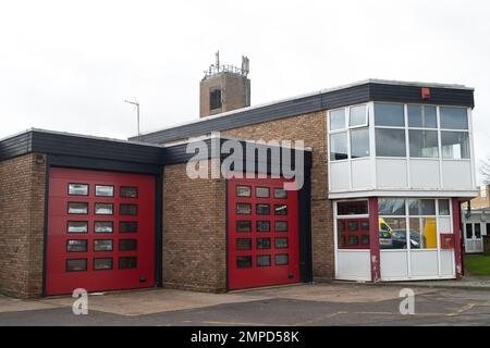 Langley, Slough, Berkshire, Großbritannien. 31. Januar 2023. Royal Berkshire Fire and Rescue Service Fire Station in Langley, Berkshire. Die Feuerwehrleute haben angekündigt, dass sie Streikmaßnahmen ergreifen werden, die über dem Gehalt liegen. Die Mitglieder der Feuerwehr-Gewerkschaft (FBU) stimmten in einer Abstimmung, die gestern abgeschlossen wurde, für die Aktion. Dies wird der erste Feuerwehrstreik im Vereinigten Königreich seit 2003 sein, bei dem die Bezahlung überschritten wird. 88 % stimmten für Streiks, 88 % der Mitglieder waren dafür. Eine Gehaltserhöhung von 5% wurde den Mitgliedern im November angeboten, jedoch abgelehnt. Kredit: Maureen McLean/Alamy Live News Stockfoto