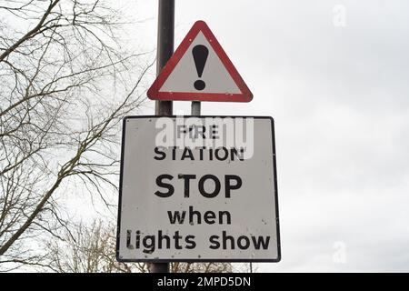 Langley, Slough, Berkshire, Großbritannien. 31. Januar 2023. Feuerwehrstoppschilder vor der Feuerwehr von Langley in Berkshire. Die Feuerwehrleute haben angekündigt, dass sie Streikmaßnahmen ergreifen werden, die über dem Gehalt liegen. Die Mitglieder der Feuerwehr-Gewerkschaft (FBU) stimmten in einer Abstimmung, die gestern abgeschlossen wurde, für die Aktion. Dies wird der erste Feuerwehrstreik im Vereinigten Königreich seit 2003 sein, bei dem die Bezahlung überschritten wird. 88 % stimmten für Streiks, 88 % der Mitglieder waren dafür. Eine Gehaltserhöhung von 5% wurde den Mitgliedern im November angeboten, jedoch abgelehnt. Kredit: Maureen McLean/Alamy Live News Stockfoto