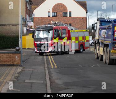 Langley, Slough, Berkshire, Großbritannien. 31. Januar 2023. Ein Feuerwehrteam der Royal Berkshire Feuerwehr und Rettungsdienste kehrt aus einem Schrei zur Langley Feuerwache zurück. Die Feuerwehrleute haben angekündigt, dass sie Streikmaßnahmen ergreifen werden, die über dem Gehalt liegen. Die Mitglieder der Feuerwehr-Gewerkschaft (FBU) stimmten in einer Abstimmung, die gestern abgeschlossen wurde, für die Aktion. Dies wird der erste Feuerwehrstreik im Vereinigten Königreich seit 2003 sein, bei dem die Bezahlung überschritten wird. 88 % stimmten für Streiks, 88 % der Mitglieder waren dafür. Eine Gehaltserhöhung von 5% wurde den Mitgliedern im November angeboten, jedoch abgelehnt. Kredit: Maureen McLean/Alamy Live News Stockfoto