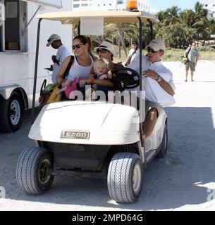 Sharlely Becker spielt mit ihrem Sohn Amadeus im Sand. Das abenteuerlustige Kleinkind stürzte fast von einem Tisch in den Sand, aber danach lächelte es alle. Miami Beach, Florida 26. Dezember 2011 Stockfoto