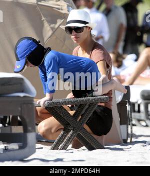 Sharlely Becker spielt mit ihrem Sohn Amadeus im Sand. Das abenteuerlustige Kleinkind stürzte fast von einem Tisch in den Sand, aber danach lächelte es alle. Miami Beach, Florida 26. Dezember 2011 Stockfoto