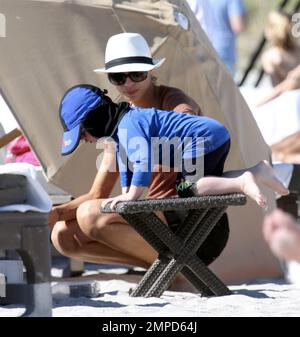 Sharlely Becker spielt mit ihrem Sohn Amadeus im Sand. Das abenteuerlustige Kleinkind stürzte fast von einem Tisch in den Sand, aber danach lächelte es alle. Miami Beach, Florida 26. Dezember 2011 Stockfoto