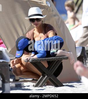 Sharlely Becker spielt mit ihrem Sohn Amadeus im Sand. Das abenteuerlustige Kleinkind stürzte fast von einem Tisch in den Sand, aber danach lächelte es alle. Miami Beach, Florida 26. Dezember 2011 Stockfoto