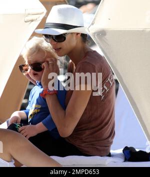 Sharlely Becker spielt mit ihrem Sohn Amadeus im Sand. Das abenteuerlustige Kleinkind stürzte fast von einem Tisch in den Sand, aber danach lächelte es alle. Miami Beach, Florida 26. Dezember 2011 Stockfoto