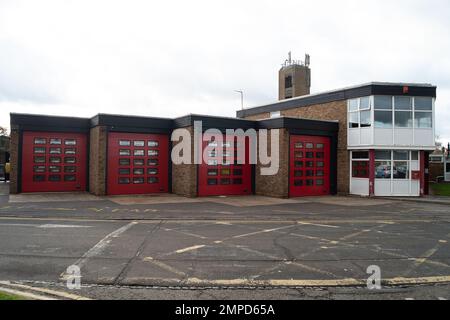 Langley, Slough, Berkshire, Großbritannien. 31. Januar 2023. Royal Berkshire Fire and Rescue Service Fire Station in Langley, Berkshire. Die Feuerwehrleute haben angekündigt, dass sie Streikmaßnahmen ergreifen werden, die über dem Gehalt liegen. Die Mitglieder der Feuerwehr-Gewerkschaft (FBU) stimmten in einer Abstimmung, die gestern abgeschlossen wurde, für die Aktion. Dies wird der erste Feuerwehrstreik im Vereinigten Königreich seit 2003 sein, bei dem die Bezahlung überschritten wird. 88 % stimmten für Streiks, 88 % der Mitglieder waren dafür. Eine Gehaltserhöhung von 5% wurde den Mitgliedern im November angeboten, jedoch abgelehnt. Kredit: Maureen McLean/Alamy Live News Stockfoto