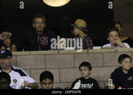 David Beckham Sons, Brooklyn, Romeo und Cruz, wurden gesehen, wie sie ihren Vater und den Rest seiner LA Galaxy-Teamkollegen bei ihrer Niederlage gegen die Erdbeben von San Jose im ersten von zwei Playoff-Spielen anfeuerten. Beckham verbrachte die letzten zehn Minuten des Spiels auf der Bank. Los Angeles, Kalifornien. 4. November 2012 Stockfoto