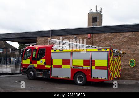 Langley, Slough, Berkshire, Großbritannien. 31. Januar 2023. Ein Feuerwehrteam der Royal Berkshire Feuerwehr und Rettungsdienste kehrt aus einem Schrei zur Langley Feuerwache zurück. Die Feuerwehrleute haben angekündigt, dass sie Streikmaßnahmen ergreifen werden, die über dem Gehalt liegen. Die Mitglieder der Feuerwehr-Gewerkschaft (FBU) stimmten in einer Abstimmung, die gestern abgeschlossen wurde, für die Aktion. Dies wird der erste Feuerwehrstreik im Vereinigten Königreich seit 2003 sein, bei dem die Bezahlung überschritten wird. 88 % stimmten für Streiks, 88 % der Mitglieder waren dafür. Eine Gehaltserhöhung von 5% wurde den Mitgliedern im November angeboten, jedoch abgelehnt. Kredit: Maureen McLean/Alamy Live News Stockfoto