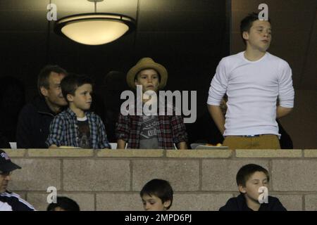 David Beckham Sons, Brooklyn, Romeo und Cruz, wurden gesehen, wie sie ihren Vater und den Rest seiner LA Galaxy-Teamkollegen bei ihrer Niederlage gegen die Erdbeben von San Jose im ersten von zwei Playoff-Spielen anfeuerten. Beckham verbrachte die letzten zehn Minuten des Spiels auf der Bank. Los Angeles, Kalifornien. 4. November 2012 Stockfoto